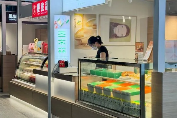 嘉義高鐵某家店懸掛的奈良美智畫作掛歪，被本尊在社群提醒糾錯。（翻攝threads@michinara3）