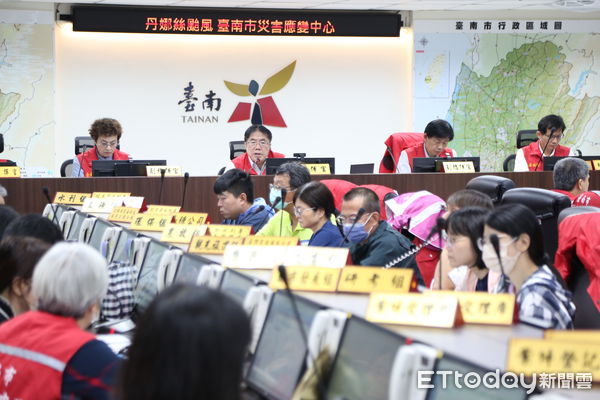 ▲市長黃偉哲今早親自主持台南市災害應變會議，指示全力搶修供電與清除災損。（記者林東良翻攝，下同）