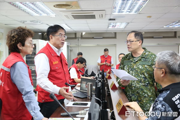 ▲市長黃偉哲今早親自主持台南市災害應變會議，指示全力搶修供電與清除災損。（記者林東良翻攝，下同）