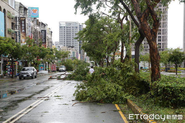 ▲市長黃偉哲今早親自主持台南市災害應變會議，指示全力搶修供電與清除災損。（記者林東良翻攝，下同）