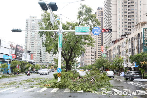 ▲市長黃偉哲今早親自主持台南市災害應變會議，指示全力搶修供電與清除災損。（記者林東良翻攝，下同）