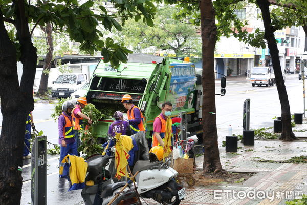 ▲市長黃偉哲今早親自主持台南市災害應變會議，指示全力搶修供電與清除災損。（記者林東良翻攝，下同）