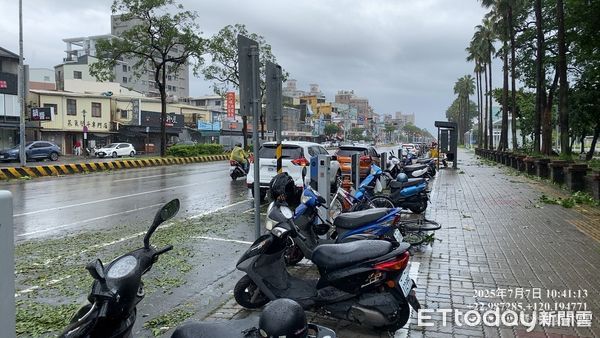 ▲市長黃偉哲今早親自主持台南市災害應變會議，指示全力搶修供電與清除災損。（記者林東良翻攝，下同）