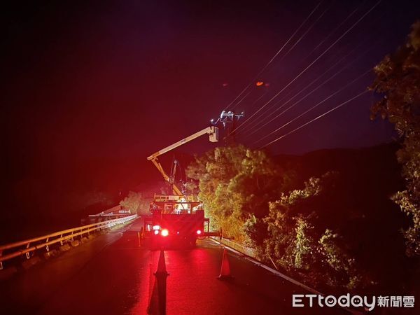 ▲台電屏東區處人員搶修電力。（圖／台電屏東區處提供）