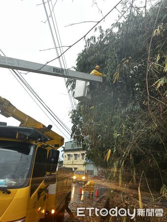 ▲台電屏東區處人員搶修電力。（圖／台電屏東區處提供）