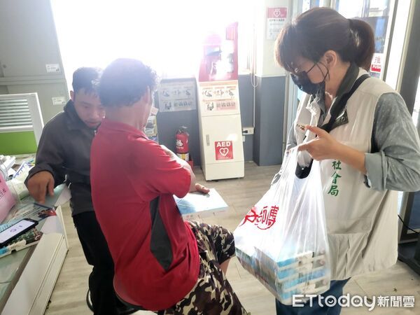 ▲台南市社會局長郭乃文前往安置所慰問災民，了解生活需求並協助物資發送。（記者林東良翻攝，下同）