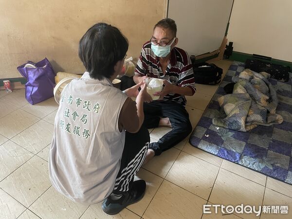 ▲台南市社會局長郭乃文前往安置所慰問災民，了解生活需求並協助物資發送。（記者林東良翻攝，下同）