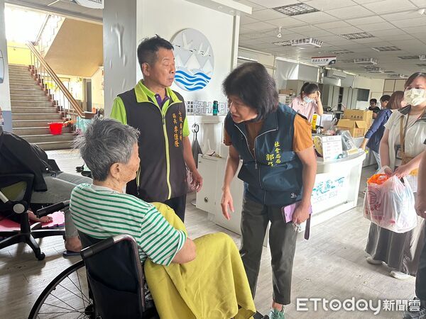 ▲台南市社會局長郭乃文前往安置所慰問災民，了解生活需求並協助物資發送。（記者林東良翻攝，下同）