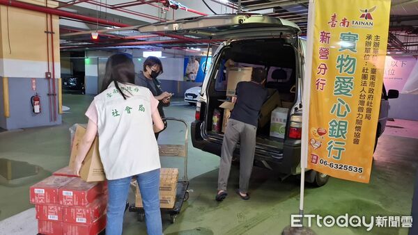 ▲台南市社會局長郭乃文前往安置所慰問災民，了解生活需求並協助物資發送。（記者林東良翻攝，下同）