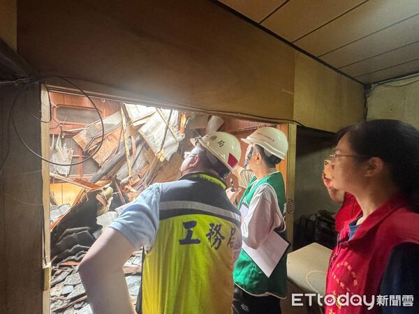 ▲▼高雄民宅屋頂無預警坍塌！恐怖畫面曝　屋主看電視聽巨響驚逃。（圖／記者賴文萱翻攝）