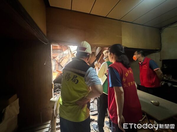 ▲▼高雄民宅屋頂無預警坍塌！恐怖畫面曝　屋主看電視聽巨響驚逃。（圖／記者賴文萱翻攝）