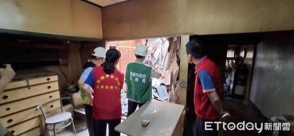 ▲▼高雄民宅屋頂無預警坍塌！恐怖畫面曝　屋主看電視聽巨響驚逃。（圖／記者賴文萱翻攝）