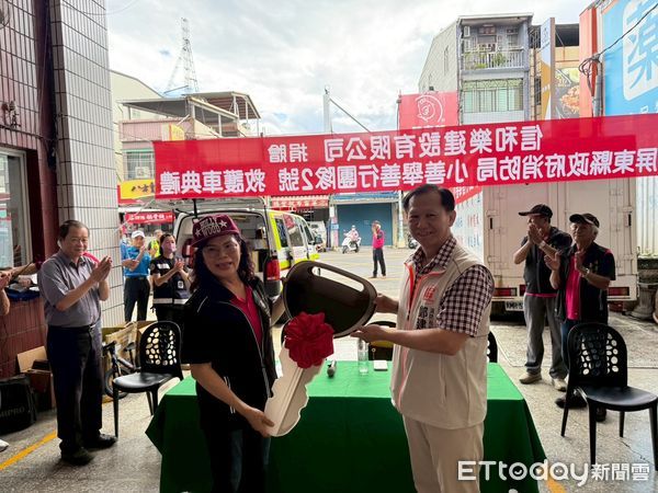 ▲「小善舉行善團隊」捐贈一輛救護車及一批專業醫療器材予內埔消防分隊。（圖／記者陳崑福翻攝）