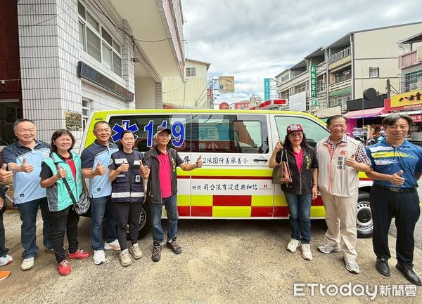 ▲「小善舉行善團隊」捐贈一輛救護車及一批專業醫療器材予內埔消防分隊。（圖／記者陳崑福翻攝）