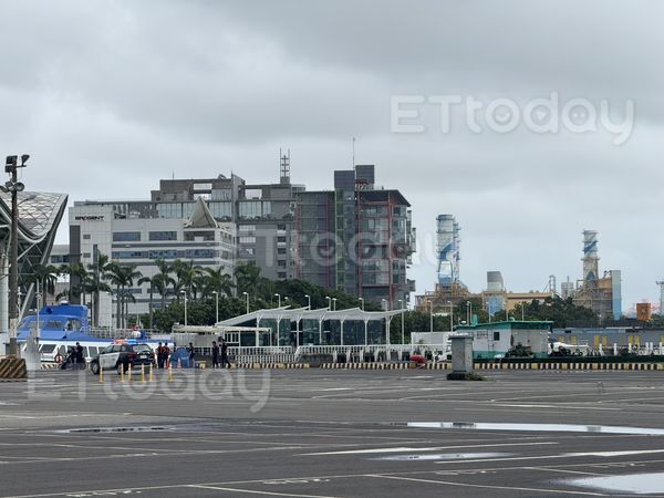 ▲高雄港21號碼頭，靠近高雄展覽館後方發現一名男子溺斃             。（圖／記者吳奕靖翻攝）