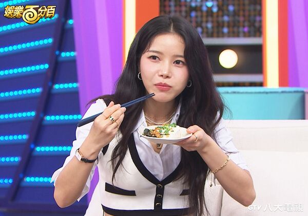 ▲▼ 頌樂(左)挑戰品嚐台灣味，小賴(右)驚呼她有特殊體質。（圖／八大電視提供）