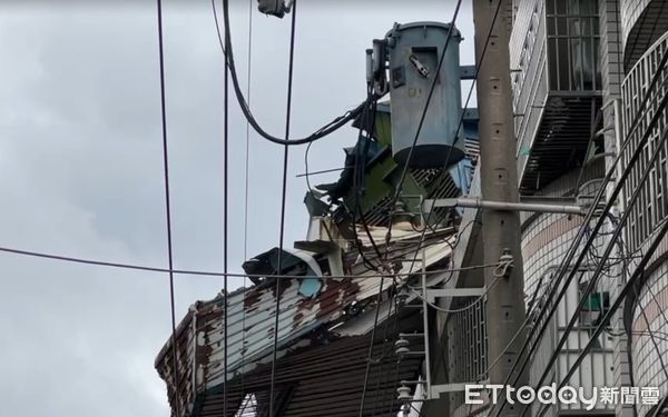 ▲台南市將軍區將軍里有1棟透天民宅頂樓的廢棄鴿舍被強風吹塌，約二分之一懸露在頂樓，搖搖欲墜十分驚險。（圖／記者林東良翻攝，下同）