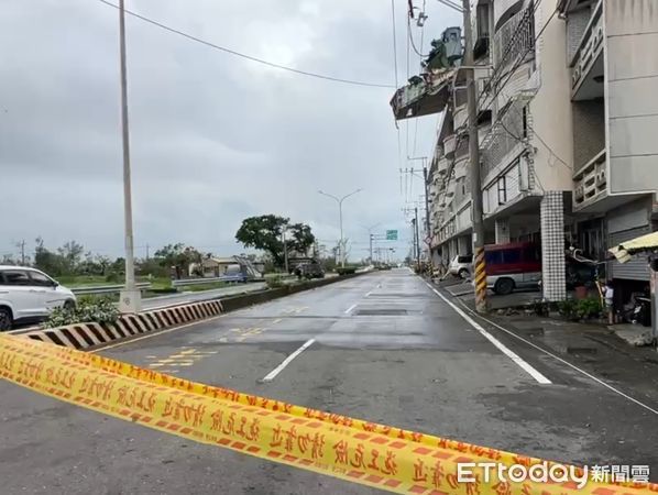▲台南市將軍區將軍里有1棟透天民宅頂樓的廢棄鴿舍被強風吹塌，約二分之一懸露在頂樓，搖搖欲墜十分驚險。（圖／記者林東良翻攝，下同）