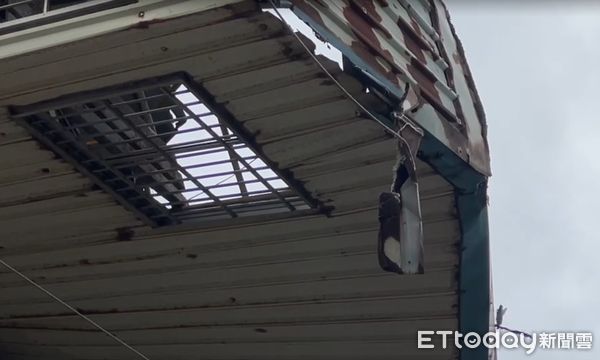 ▲台南市將軍區將軍里有1棟透天民宅頂樓的廢棄鴿舍被強風吹塌，約二分之一懸露在頂樓，搖搖欲墜十分驚險。（圖／記者林東良翻攝，下同）