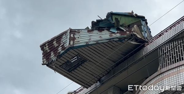 ▲台南市將軍區將軍里有1棟透天民宅頂樓的廢棄鴿舍被強風吹塌，約二分之一懸露在頂樓，搖搖欲墜十分驚險。（圖／記者林東良翻攝，下同）