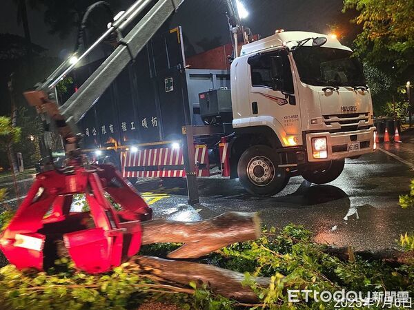 ▲台南市工務局人員風雨後清理倒塌路樹，全力恢復市容安全。（記者林東良翻攝，下同）