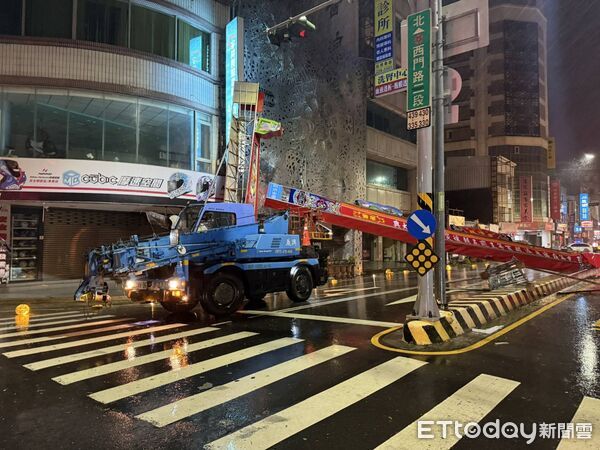 ▲台南市工務局人員風雨後清理倒塌路樹，全力恢復市容安全。（記者林東良翻攝，下同）