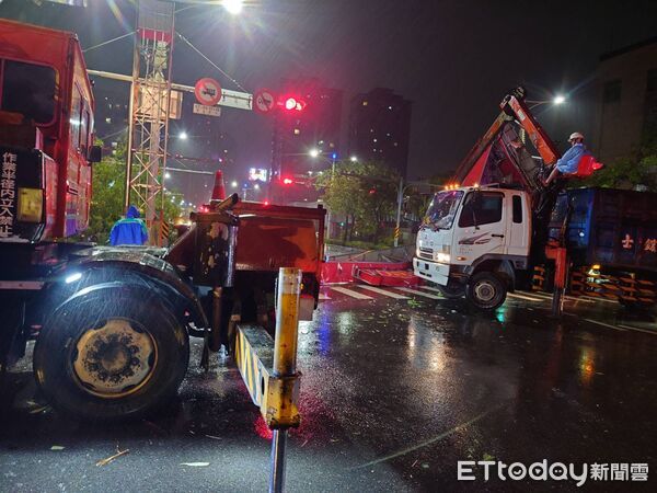 ▲台南市工務局人員風雨後清理倒塌路樹，全力恢復市容安全。（記者林東良翻攝，下同）