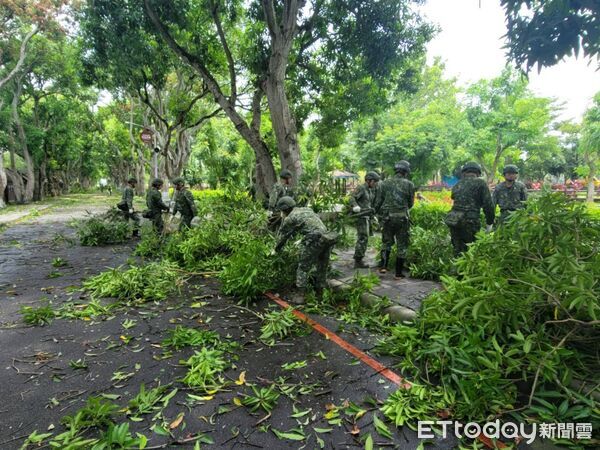 ▲雲林縣政府向國軍申請支援兵力，獲迅速回應，陸軍砲兵部隊測考中心政戰主任顧哲豪上校率20名士兵，協助救災。（圖／記者游瓊華翻攝）