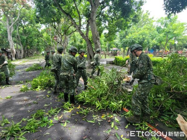 ▲雲林縣政府向國軍申請支援兵力，獲迅速回應，陸軍砲兵部隊測考中心政戰主任顧哲豪上校率20名士兵，協助救災。（圖／記者游瓊華翻攝）