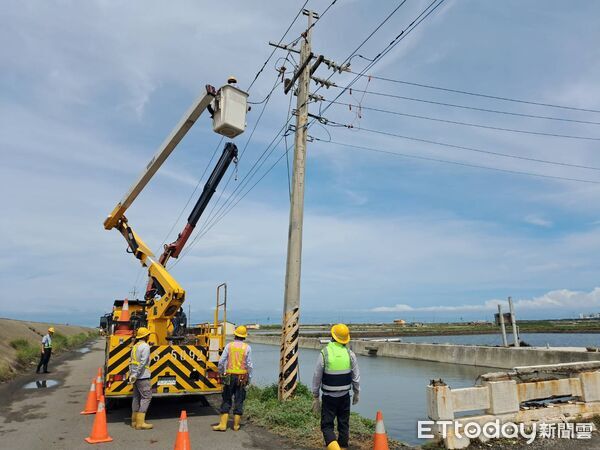 ▲雲林沿海地區多條饋線跳脫及配電線路受損，台電人員全力搶修。（圖／台電雲林區營業處提供）