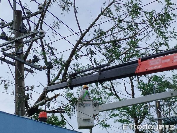 ▲雲林沿海地區多條饋線跳脫及配電線路受損，台電人員全力搶修。（圖／台電雲林區營業處提供）