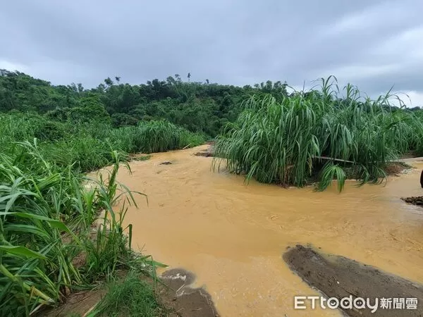 ▲▼高雄大樹光電板吃掉山林！風災後山壁崩塌變黃河，現場慘況曝光。（圖／記者賴文萱翻攝）
