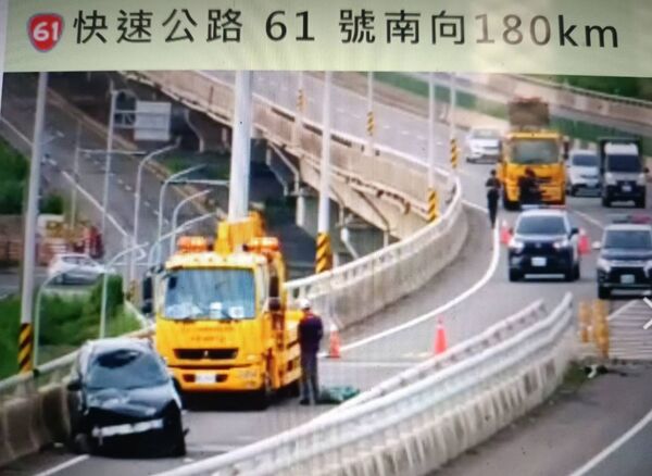 ▲西濱台61線福興路段自撞翻覆。（圖／翻攝自1968即時影像）
