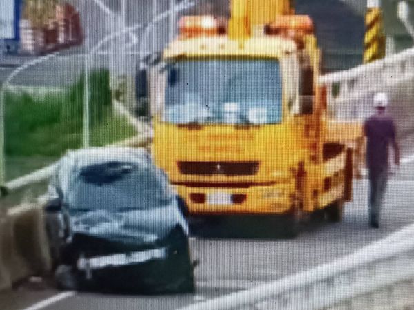 ▲西濱台61線福興路段自撞翻覆。（圖／翻攝自1968即時影像）