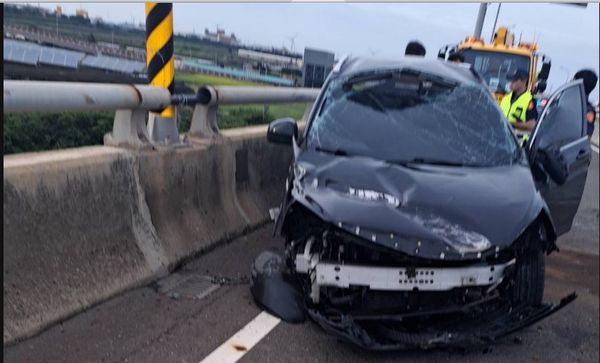 ▲西濱台61線福興路段自撞翻覆，福興交流道一度封閉。（圖／警方提供）