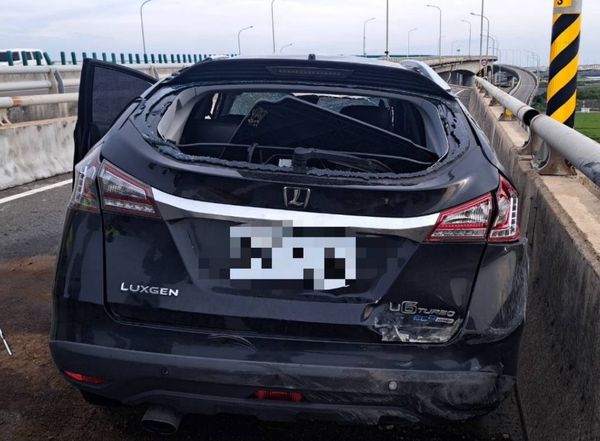 ▲西濱台61線福興路段自撞翻覆，福興交流道一度封閉。（圖／警方提供）