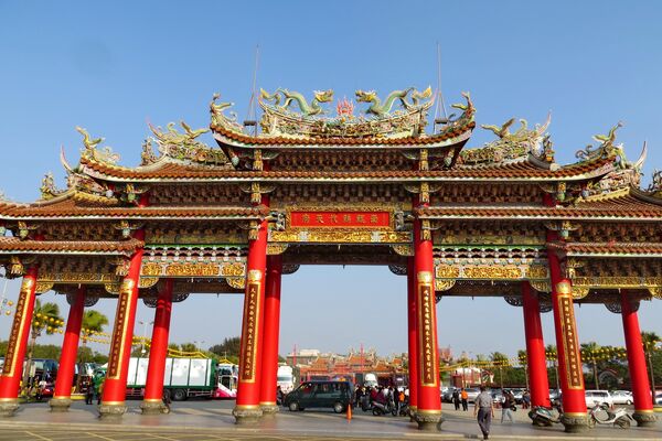 ▲南鯤鯓代天府矗立逾40年的千年檜木大牌樓不敵丹娜絲颱風倒塌，信仰地標崩毀，現場拉起封鎖線，廟方啟動搶修工程，動員志工與信眾清理災後現場。（圖／翻攝南鯤鯓代天府，下同）