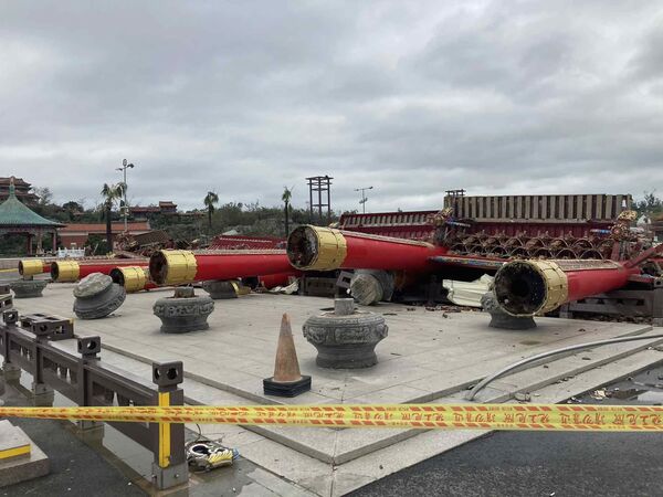 ▲南鯤鯓代天府矗立逾40年的千年檜木大牌樓不敵丹娜絲颱風倒塌，信仰地標崩毀，現場拉起封鎖線，廟方啟動搶修工程，動員志工與信眾清理災後現場。（圖／翻攝南鯤鯓代天府，下同）