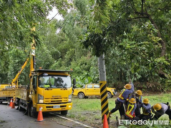 ▲台電前進停電災區全力搶修，已超過八成用戶恢復供電，待樹木清除及路通後持續積極搶修復電。（圖／台電南投區處提供）