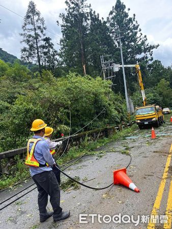 ▲台電前進停電災區全力搶修，已超過八成用戶恢復供電，待樹木清除及路通後持續積極搶修復電。（圖／台電南投區處提供）