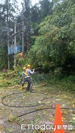 ▲台電前進停電災區全力搶修，已超過八成用戶恢復供電，待樹木清除及路通後持續積極搶修復電。（圖／台電南投區處提供）