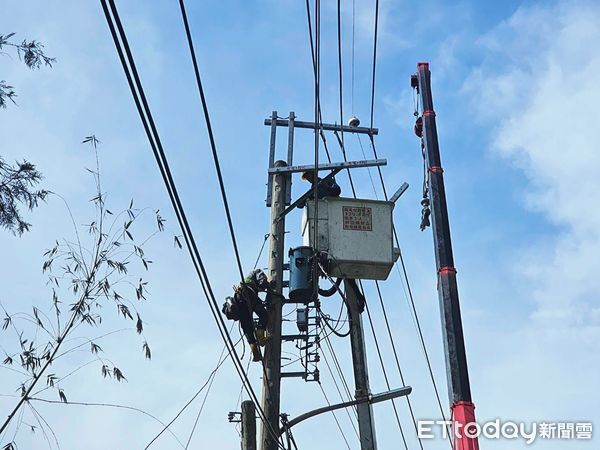 ▲台電南投區處前進停電災區全力搶修，已超過八成用戶恢復供電。（圖／台電南投區處提供，下同）