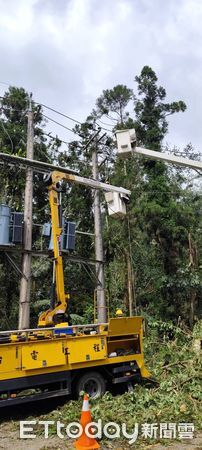 ▲台電前進停電災區全力搶修，已超過八成用戶恢復供電，待樹木清除及路通後持續積極搶修復電。（圖／台電南投區處提供）