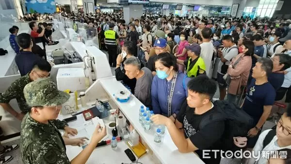 ▲▼快訊／可以回台灣了！5000旅客困金門　首批班機18:50起航。（圖／記者林名揚攝）