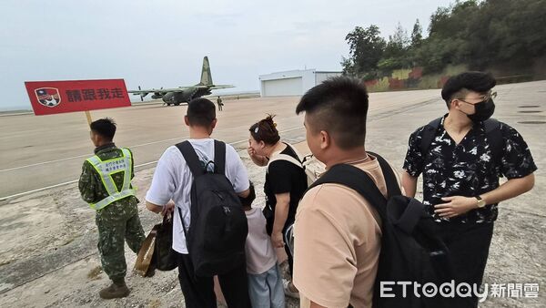 ▲▼快訊／可以回台灣了！5000旅客困金門　首批班機18:50起航。（圖／記者林名揚攝）