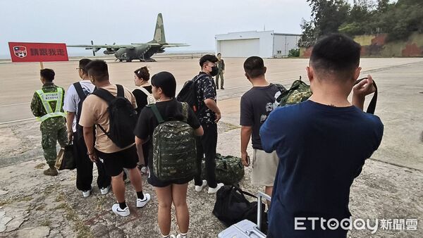 ▲▼快訊／可以回台灣了！5000旅客困金門　首批班機18:50起航。（圖／記者林名揚攝）