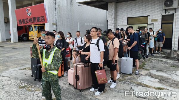 ▲▼快訊／可以回台灣了！5000旅客困金門　首批班機18:50起航。（圖／記者林名揚攝）