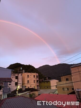 ▲丹娜絲颱風前夕，清境農場驚現壯麗火燒雲與雙彩虹。（圖／清境農場提供）