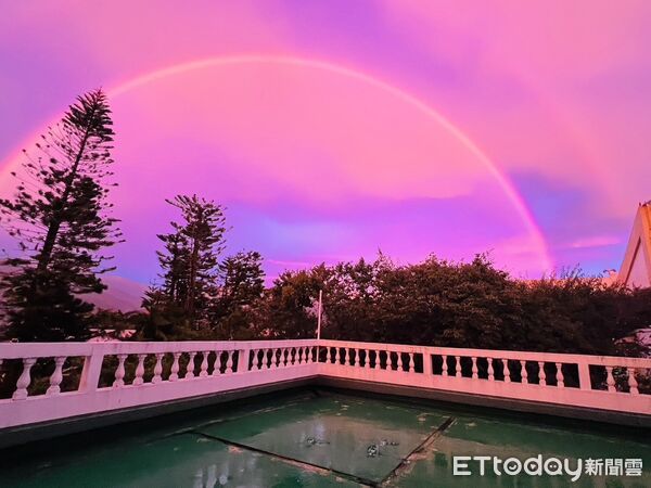 ▲丹娜絲颱風前夕，清境農場驚現壯麗火燒雲與雙彩虹。（圖／清境農場提供，下同）