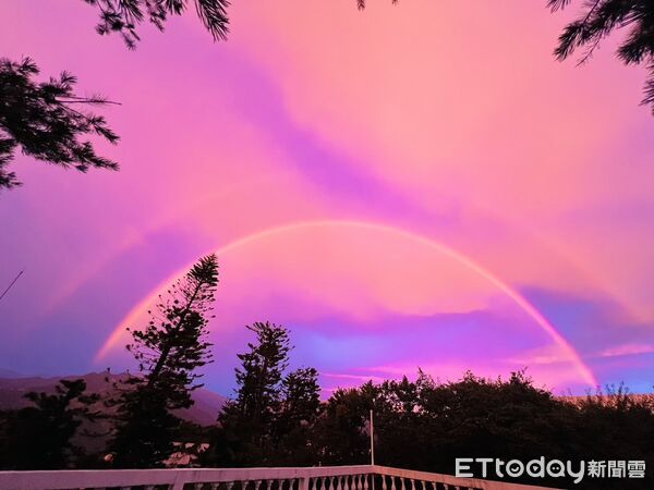 ▲丹娜絲颱風前夕，清境農場驚現壯麗火燒雲與雙彩虹。（圖／清境農場提供）